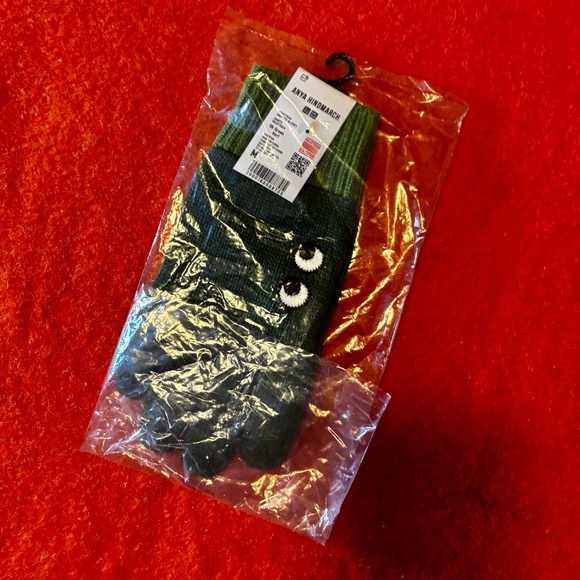 Anya Hindmarch Uniqlo collab green touch of wool heattech knitted gloves NWT - Picture 2 of 7